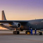 Máy bay B52 đang kiểm tra tại sân bay quân sự, thể hiện sự sẵn sàng hoạt động.